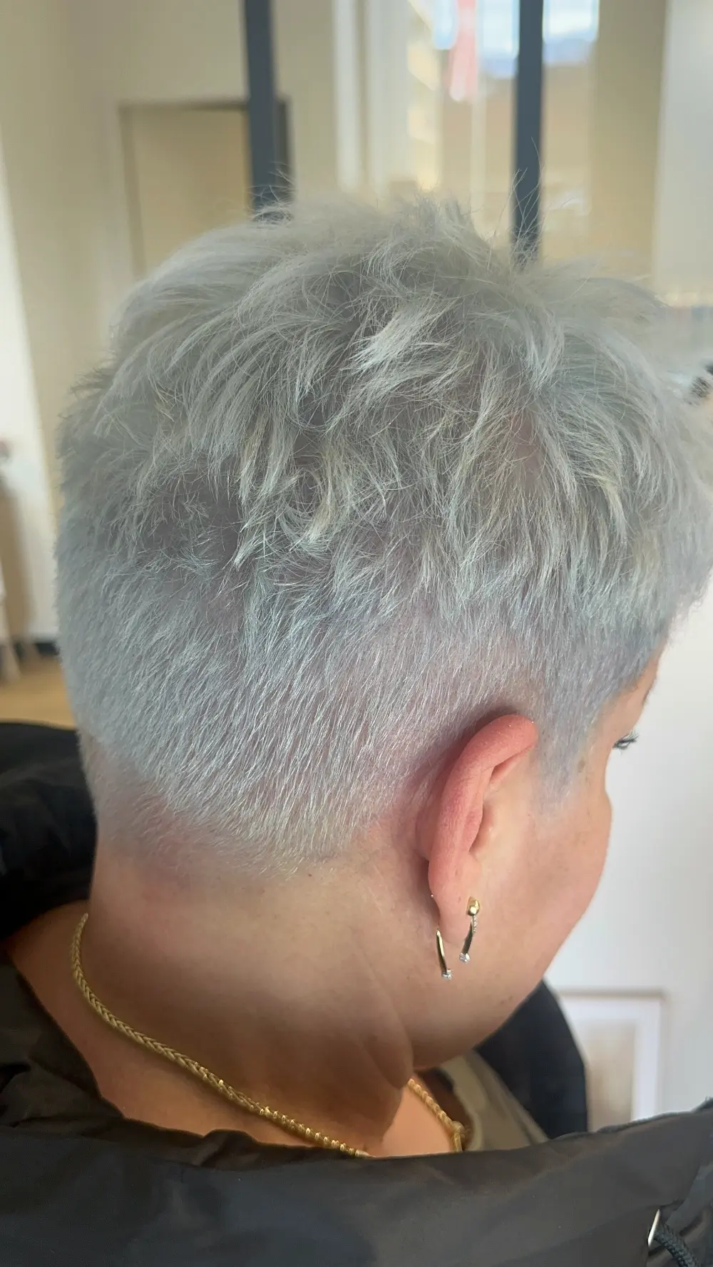 Coupe pixie courte blond polaire avec nuque dégradée, réalisée chez Bulle Hair