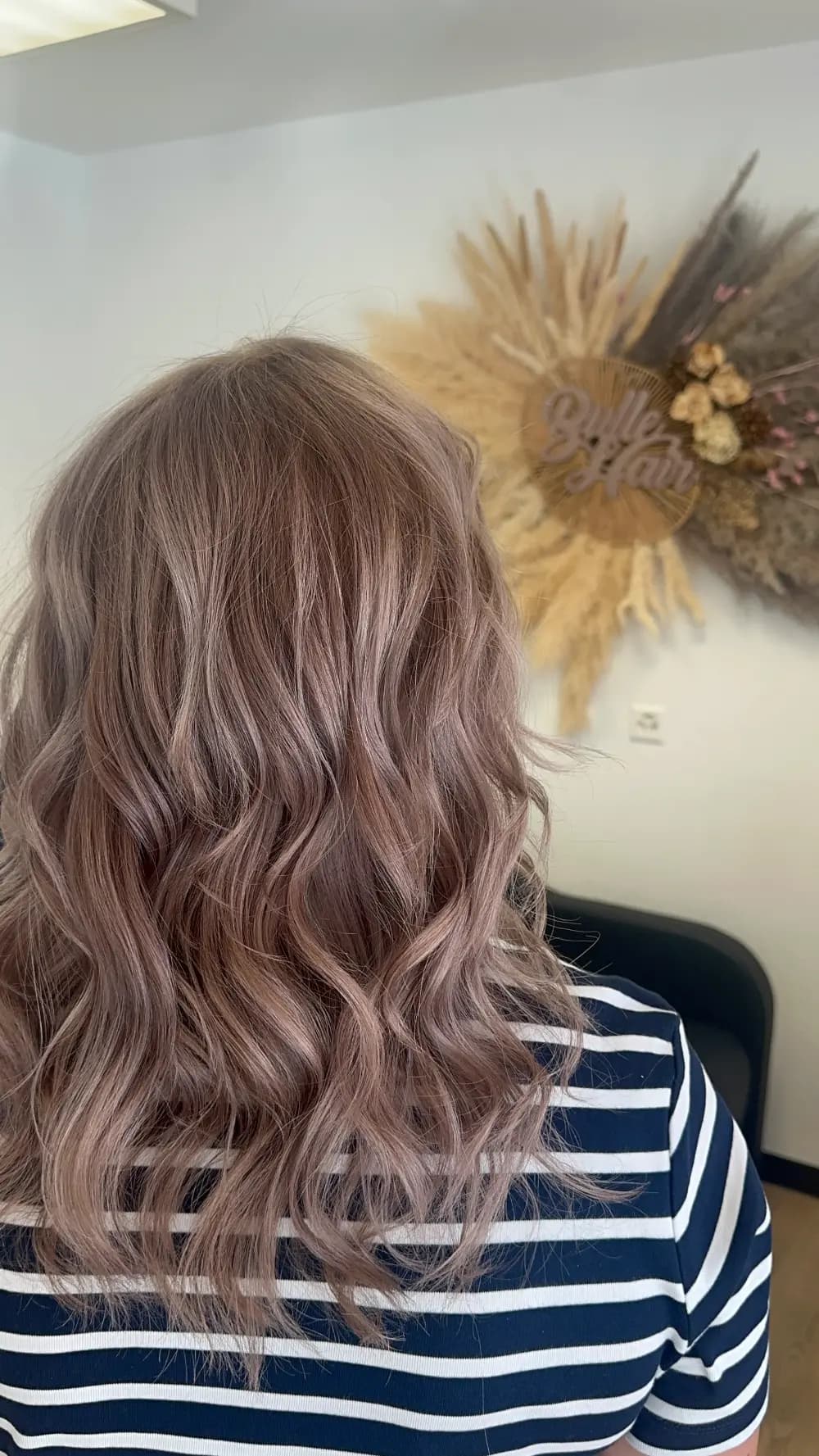 Balayage blond froid sur cheveux mi-longs ondulés
